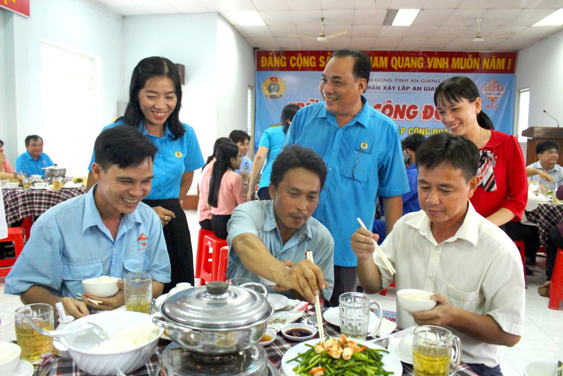 Phó Chủ tịch LĐLĐ tỉnh An Giang Lư Thị Kim Thùy cùng đại diện lãnh đạo các ban, ngành đến từng bàn ăn ân cần thăm hỏi đời sống, sinh hoạt... và bày tỏ chia sẻ với đoàn viên, người lao động. Ảnh: Thanh Mai 