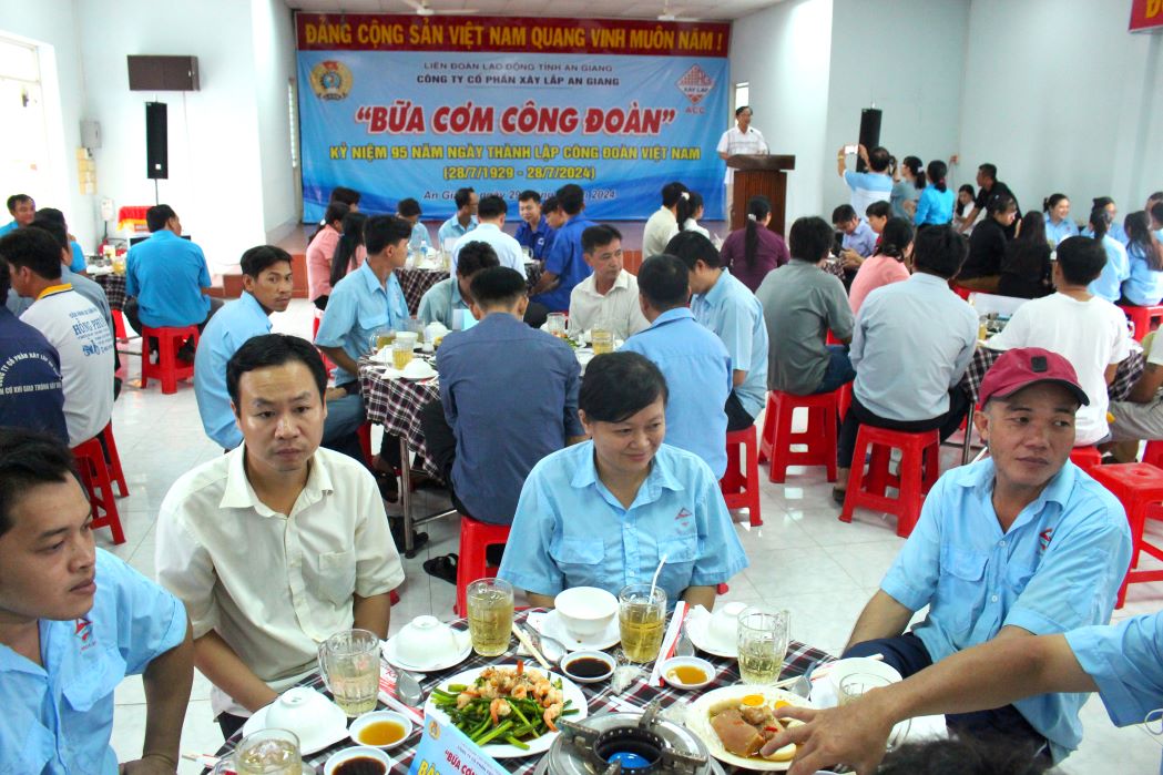 The Union meal at An Giang Construction Joint Stock Company has many delicious dishes prepared by a famous restaurant in Long Xuyen City. Photo: Thanh Mai