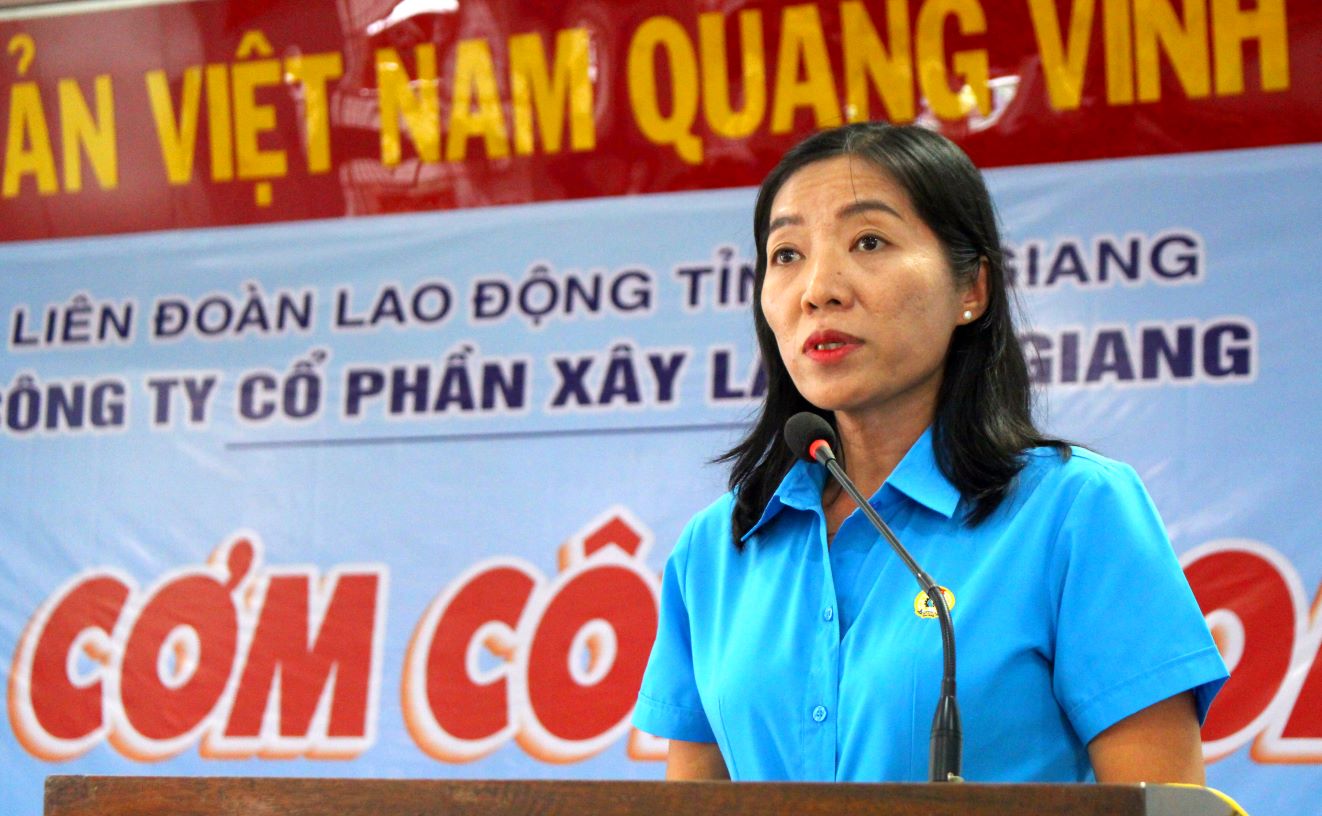 Vice President of An Giang Provincial Federation of Labor Lu Thi Kim Thuy shared with union members, workers and laborers before the Union Meal officially began. Photo: Thanh Nhan