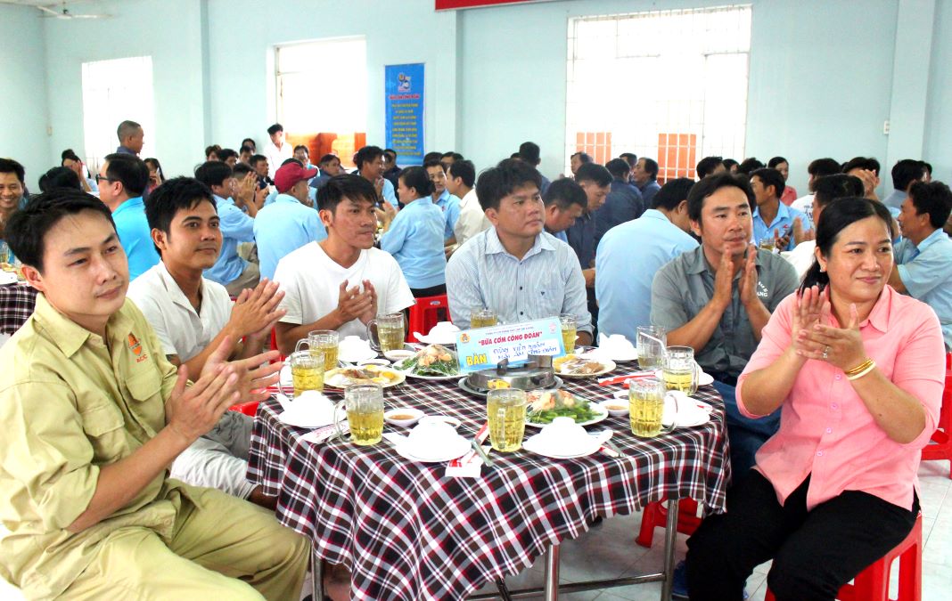 Union members, workers and laborers expressed their joy at the Union Meal. Photo: Thanh Mai