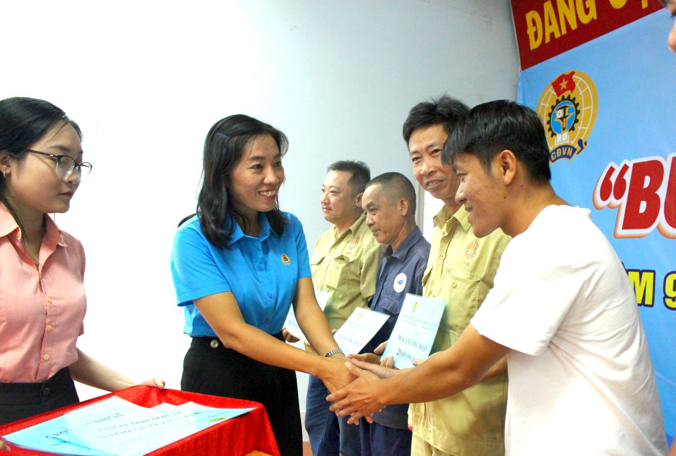 Vice President of An Giang Provincial Labor Federation presents Union Shelter to union members with housing difficulties. Photo: Thanh Mai