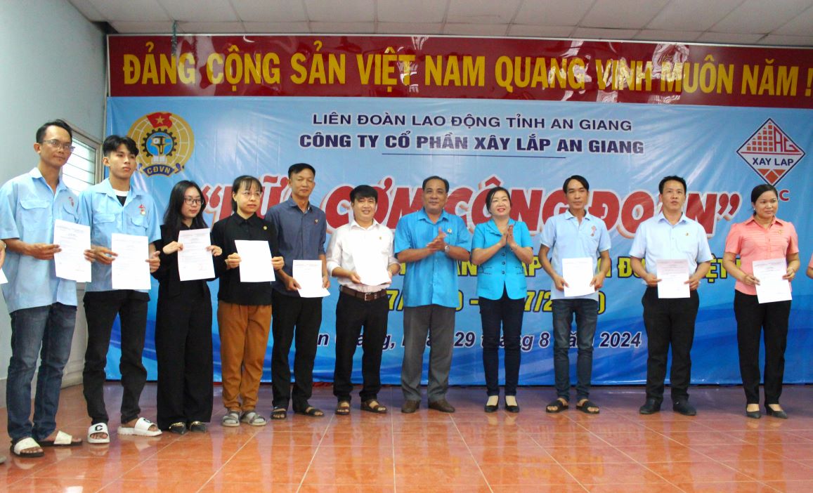 Handing over the decision to admit 38 workers and laborers who voluntarily joined the Trade Union organization. Photo: Thanh Mai