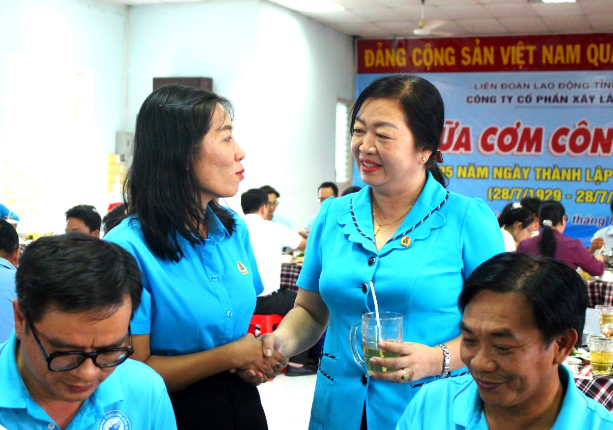 Ms. Lu Thi Kim Thuy - Vice President of the Provincial Labor Federation, kindly visited Ms. Tran Thi Thanh Huong - President of the Trade Union of An Giang Construction Joint Stock Company. Photo: Thanh Mai