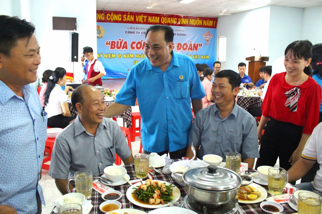 Mr. To Minh Lam - Member of the Standing Committee of An Giang Provincial Labor Federation, joined union members and workers at the Union Meal. Photo: Thanh Mai