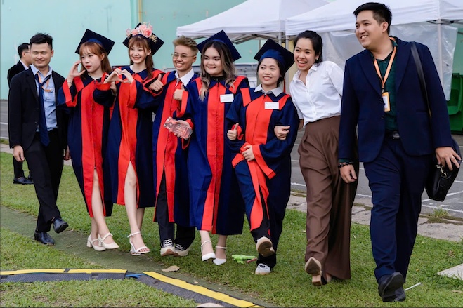 Ngoc with teachers and friends at FPT Polytechnic College, Ho Chi Minh City campus at the graduation ceremony. Photo: NVCC  