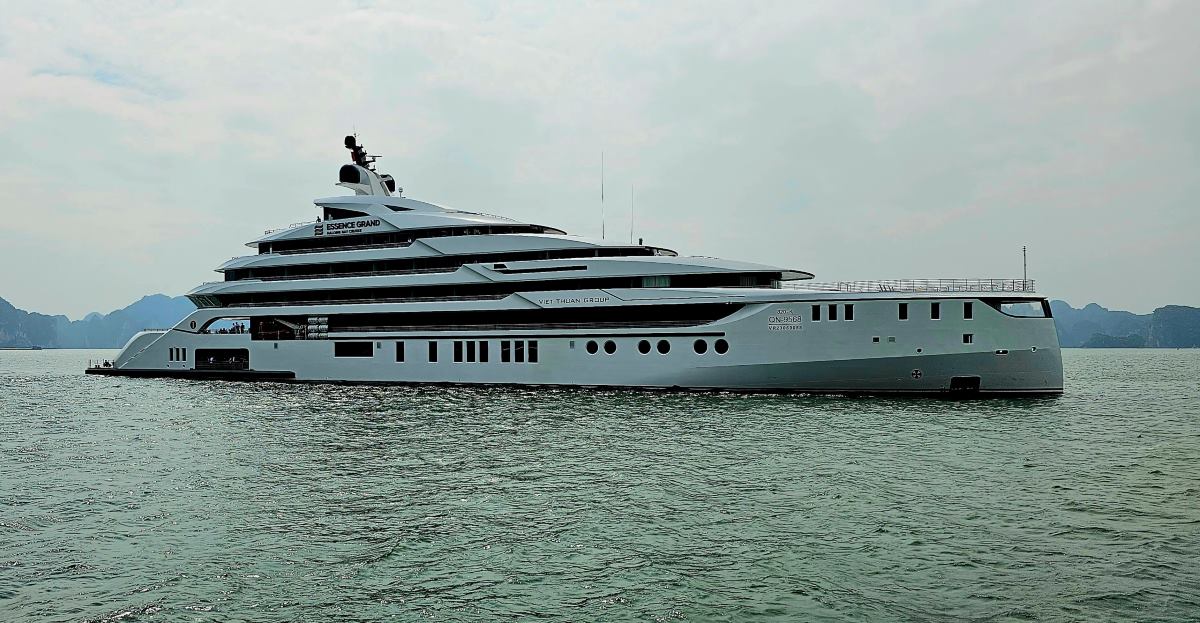 Tàu du lịch lớn nhất vịnh Hạ Long, cũng là tàu duy nhất hiện đang chạy liên vịnh Hạ Long - vịnh Bái Tử Long. Ảnh: Nguyễn Hùng