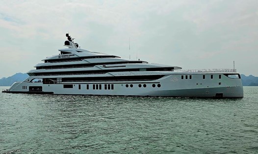 Tàu du lịch lớn nhất vịnh Hạ Long, cũng là tàu duy nhất hiện đang chạy liên vịnh Hạ Long - vịnh Bái Tử Long. Ảnh: Nguyễn Hùng