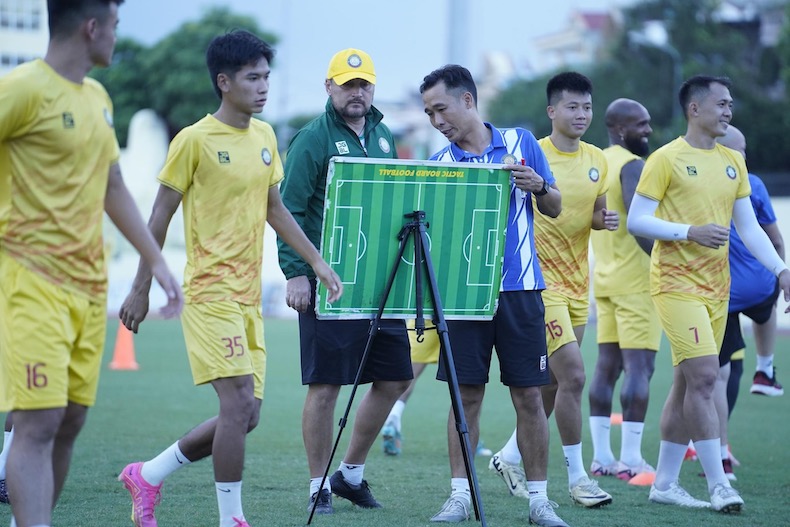 Questioning Thanh Hoa club's form before the Super Cup match. Photo: THFC