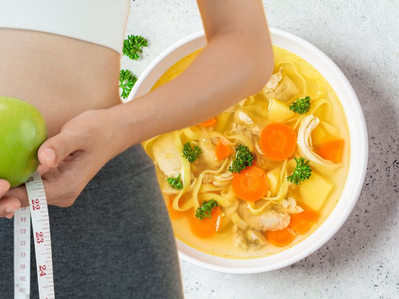 Chúng ta nên ăn canh trước bữa ăn để giảm cân, mỡ nội tạng hiệu quả. Đồ họa: Hạ Mây