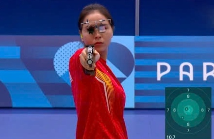 Trịnh Thu Vinh thi đấu chung kết nội dung 25m súng ngắn thể thao nữ Olympic 2024. Ảnh: Cắt từ video