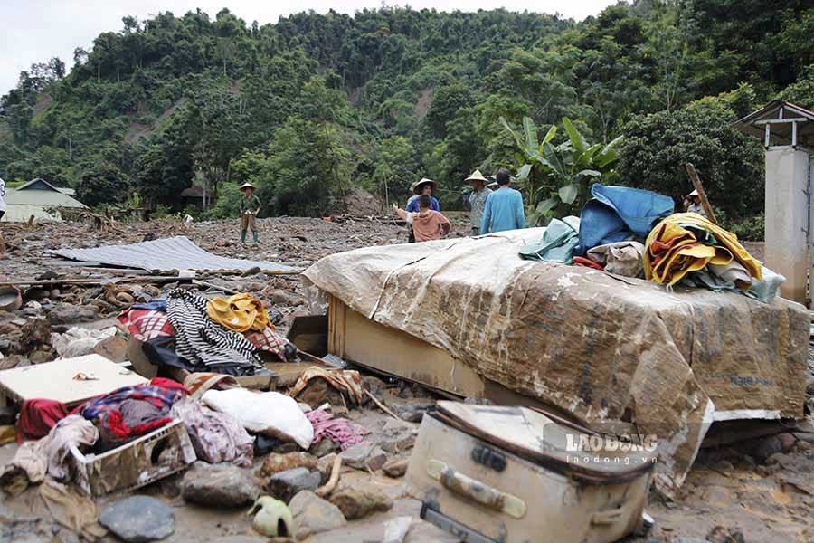 Hundreds of households had to relocate because their houses were swept away, collapsed, or threatened to become unsafe; Roads were seriously damaged. The beautiful and prosperous village has now turned into a scene of desolation and mourning.