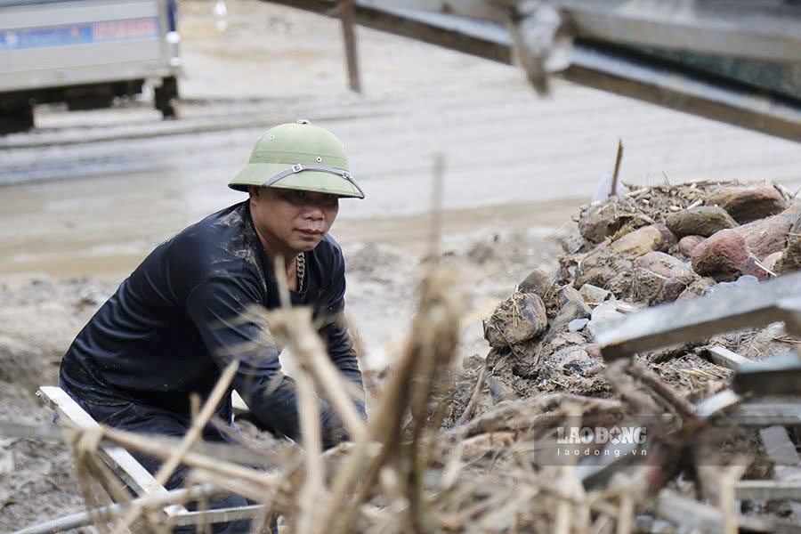 While cleaning up after the rubble, Mr. Dinh Cong Hue - Linh village, Muong Pon commune - shared: "Luckily my stilt house was not swept away by the floodwaters. However, the family's grocery store and four motorbikes were swept away."