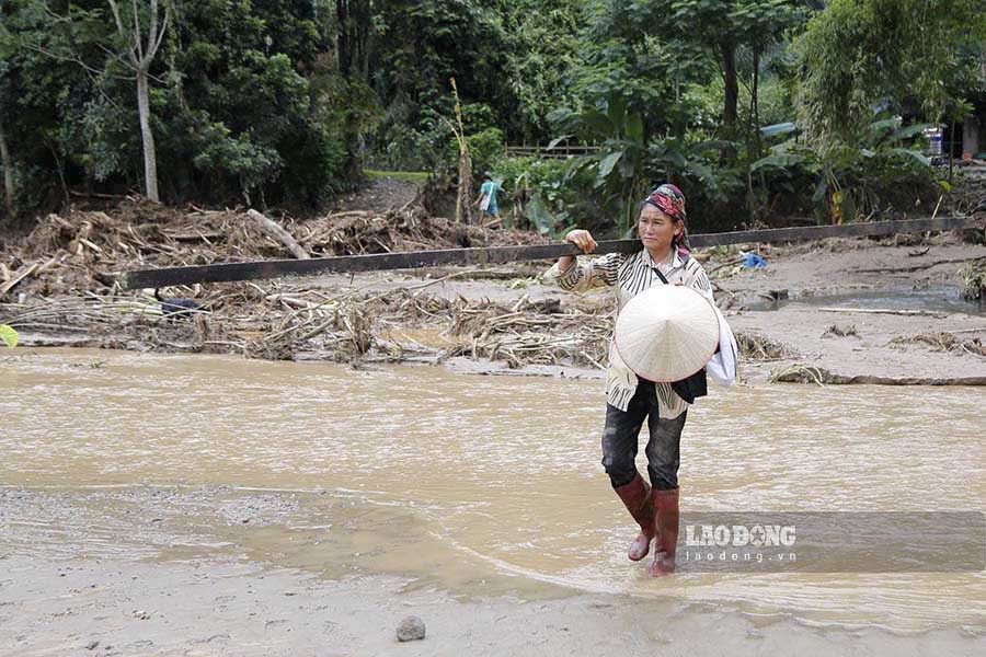 As one of the households that had to relocate to a safe place, Ms. Lu Thi Quy - Linh village choked up and said: "A lifetime of accumulation now only fragments remain. We don't know when we will be able to rebuild our house. I am currently staying temporarily with my daughter's family, life is very difficult."