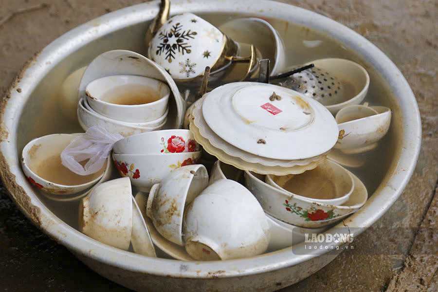 A family's daily rice bowls are still in the muddy water basin.