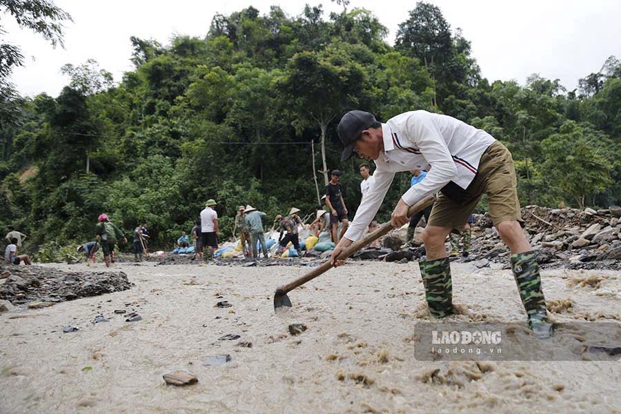 Mr. Lo Van Thai - Muong Pon 1 village - said: "The herd of 20 pigs that my family raised now only has 5 left. More than 20 bags of rice were also lost, my family now doesn't know how to survive."