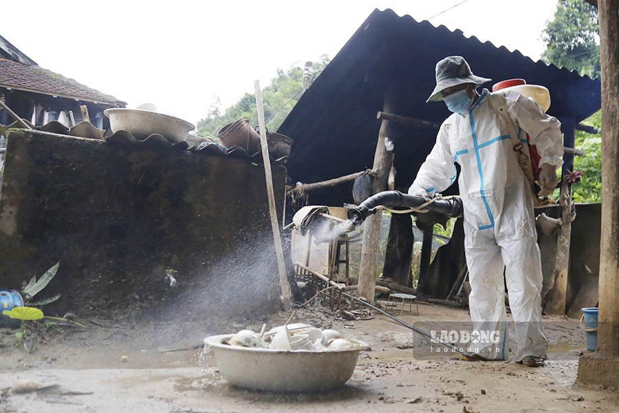 As noted by a reporter from Lao Dong Newspaper, in the days after the flash flood, medical forces are actively treating the environment and spraying disinfectant to prevent epidemics. In particular, treating polluted water sources after floods is one of the top priorities.