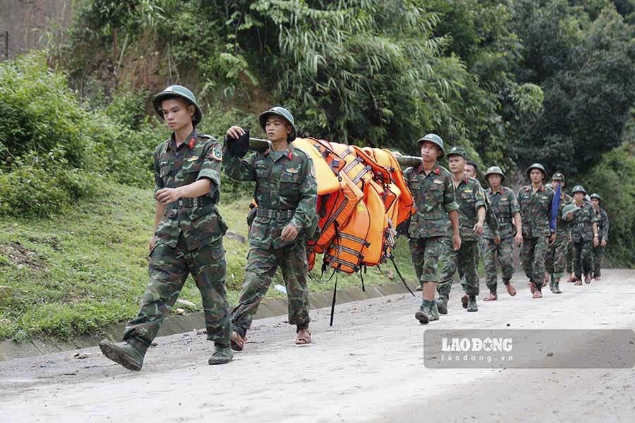 Along with that, the muddy uniforms of police officers and soldiers, soldiers, and border guards have also become a familiar image that always accompanies people right after flash floods occur.