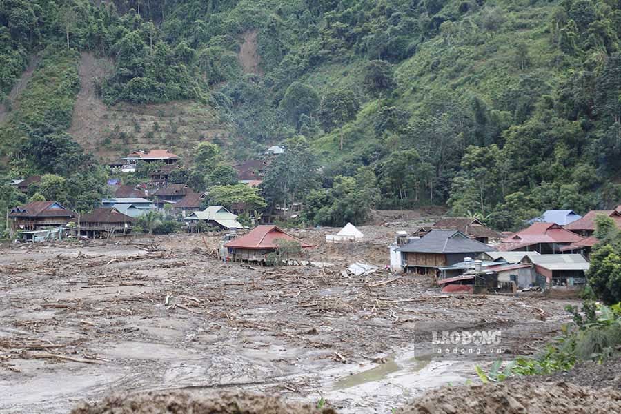 The terrible flash flood that occurred on the night of July 24 and early morning of July 25 in the border commune of Muong Pon, Dien Bien district, Dien Bien province left heartbreaking consequences for people and property.