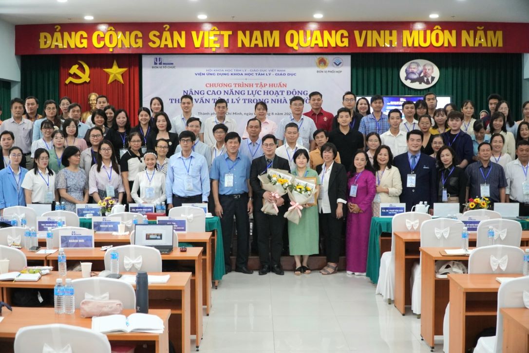 Delegates attending the training session took souvenir photos. Photo: Chan Phuc