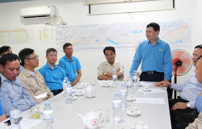 Chairman of Vietnam Community Council Nguyen Thanh Tung encouraged and shared with workers at the project. Photo: Manh Tung