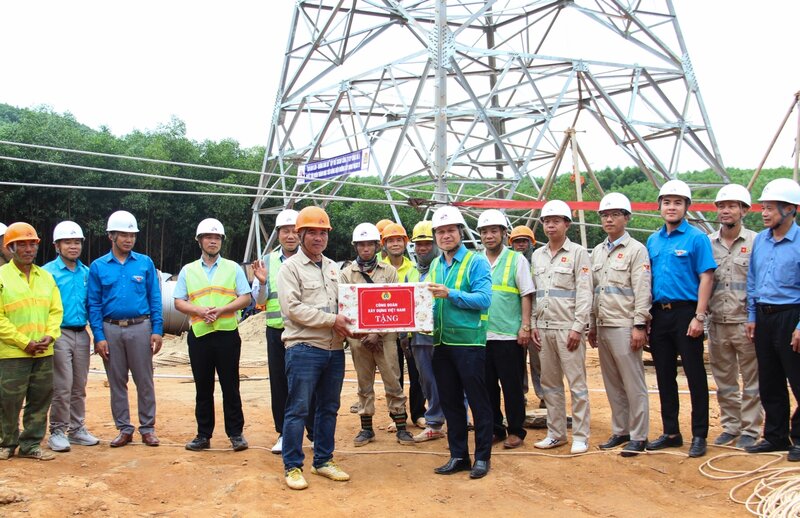 Chủ tịch CĐXDVN Nguyễn Thanh Tùng (hàng đầu, bên phải) trao quà tới người lao động đang thi công tại dự án. Ảnh: Mạnh Tùng 