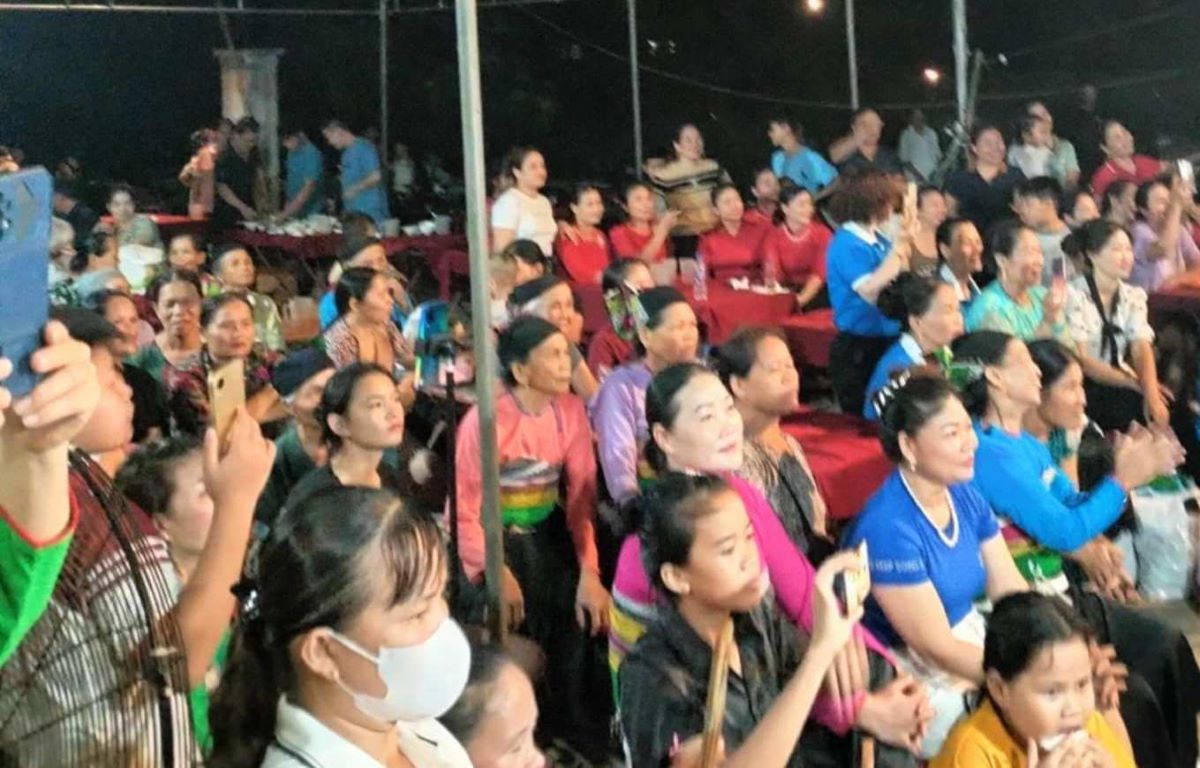 People in OI neighborhood, Lang Chanh town happily celebrated because the pig farm was suspended and the stench was gone. Photo: Thanh Le
