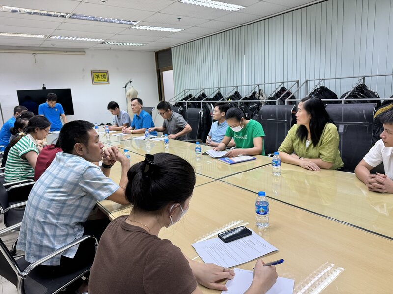 Buổi làm việc để giải quyết vụ ngừng việc của công nhân vào sáng 2.8. Ảnh: NVCC