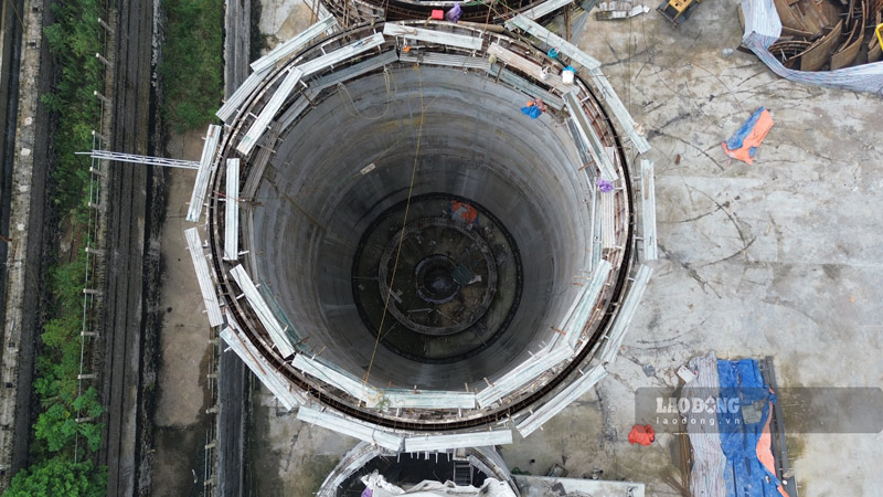 Where the blast furnace was under construction, workers fell from a height of 20m to the ground.