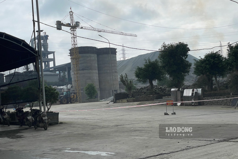 At about 11:30 a.m. on August 2, at the construction of a phosphorus waste slag crushing plant in Tang Loong Industrial Park (Bao Thang district, Lao Cai province), the construction unit used a winch to pull a bucket to lift 6 workers (standing in the bucket). ) up to build Silo (blast furnace).