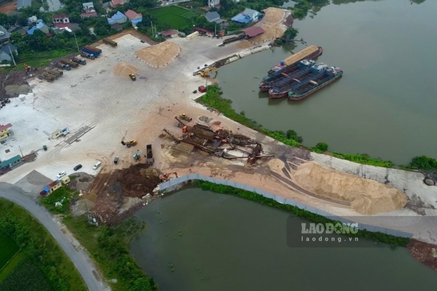 Xưởng gỗ bất chấp lệnh cấm vẫn công khai hoạt động. Ảnh: Việt Bắc.