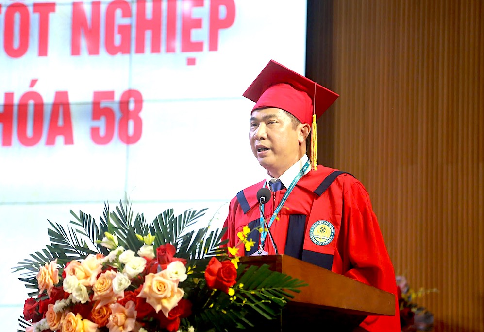 Associate Professor, Dr. Nguyen Dao Tung, Director of the Academy of Finance, spoke at the graduation ceremony. Photo: Van Nga  