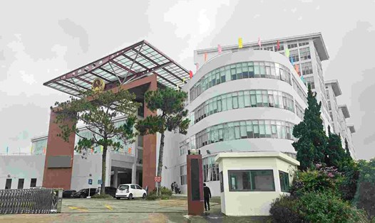 Sở Xây dựng tỉnh Lâm Đồng vừa đề xuất kinh phí gần 8 tỉ đồng để xử lý tình trạng thấm, dột tòa nhà Trung tâm hành chính tỉnh. Ảnh: Nguyễn Quân