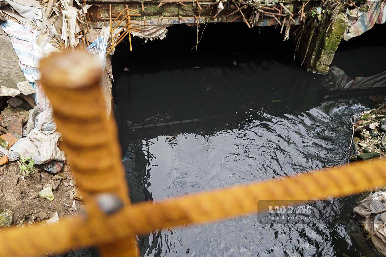 This is a ditch drainage project using a 2-lane box sewer system, with sidewalks on both sides along with a water supply system and lighting on the sewer surface. Initially, the local government determined that the project would be completed in 2017. However, up to now, the project is still being constructed in a "turtle" style, causing hundreds of households living along this ditch to live in squalor and pollution. .