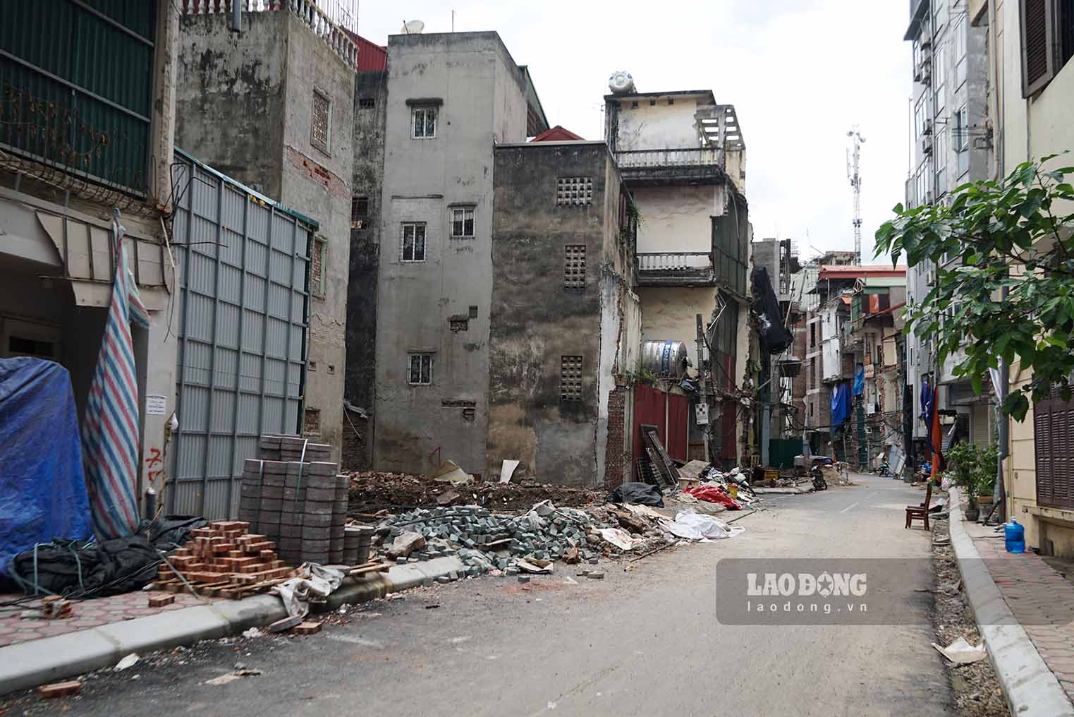 Regarding this, Mr. Nguyen Hai Duong - Head of Land Clearance and Land Fund Development Department, Construction Investment Project Management Board of Tay Ho District (Hanoi) said that up to now, the project investor has received the premises of 317/ 325 cases in the project area and construction has been completed on the area handed over.