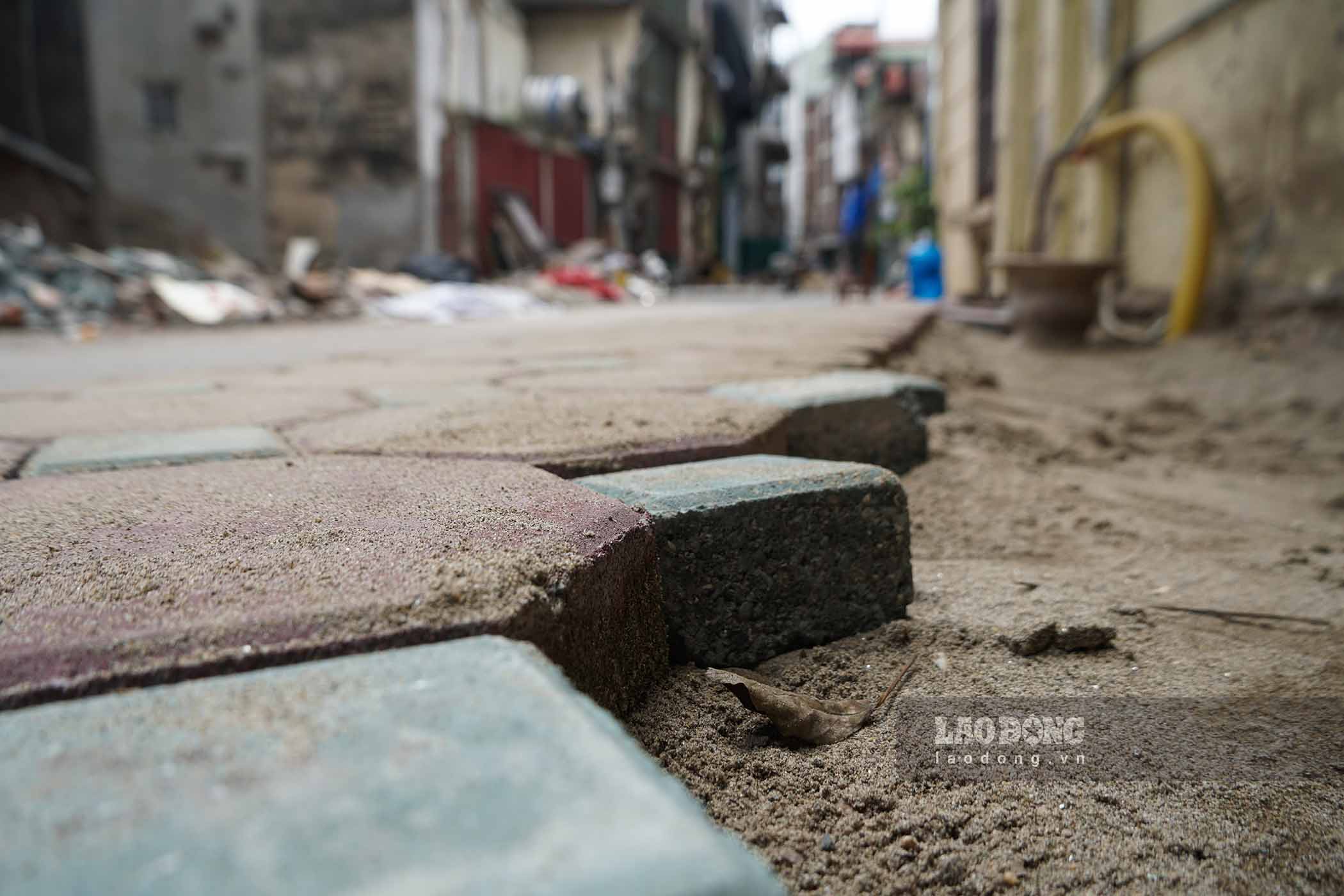 Currently, the ditch section about 100m long in lane 167 Thuy Khue and part of lane 123A Thuy Khue has not been constructed yet due to lack of clean ground. In addition, in the project area there are 8 cases where people have agreed to hand over the premises. But because the CT2 Xuan La building (area planned for resettlement) has not been put into use, the functional units have not been able to hand over resettlement houses to households.