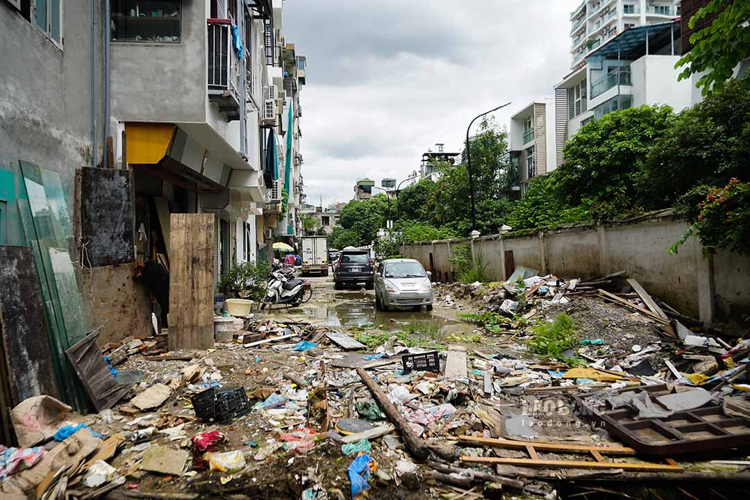 At the end of 2012, the project to improve the environment around the Thuy Khue drainage ditch was started with a capital of 400 billion VND invested by the People's Committee of Tay Ho district.