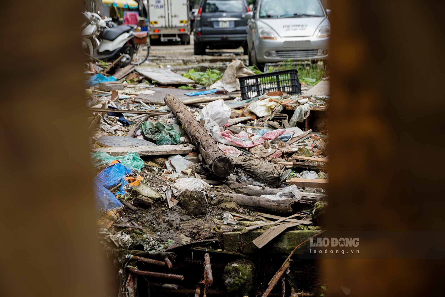 As noted by Labor on August 3, in the area of ​​alley 167 and 123A, Thuy Khue street, many items of the environmental improvement project are unfinished.