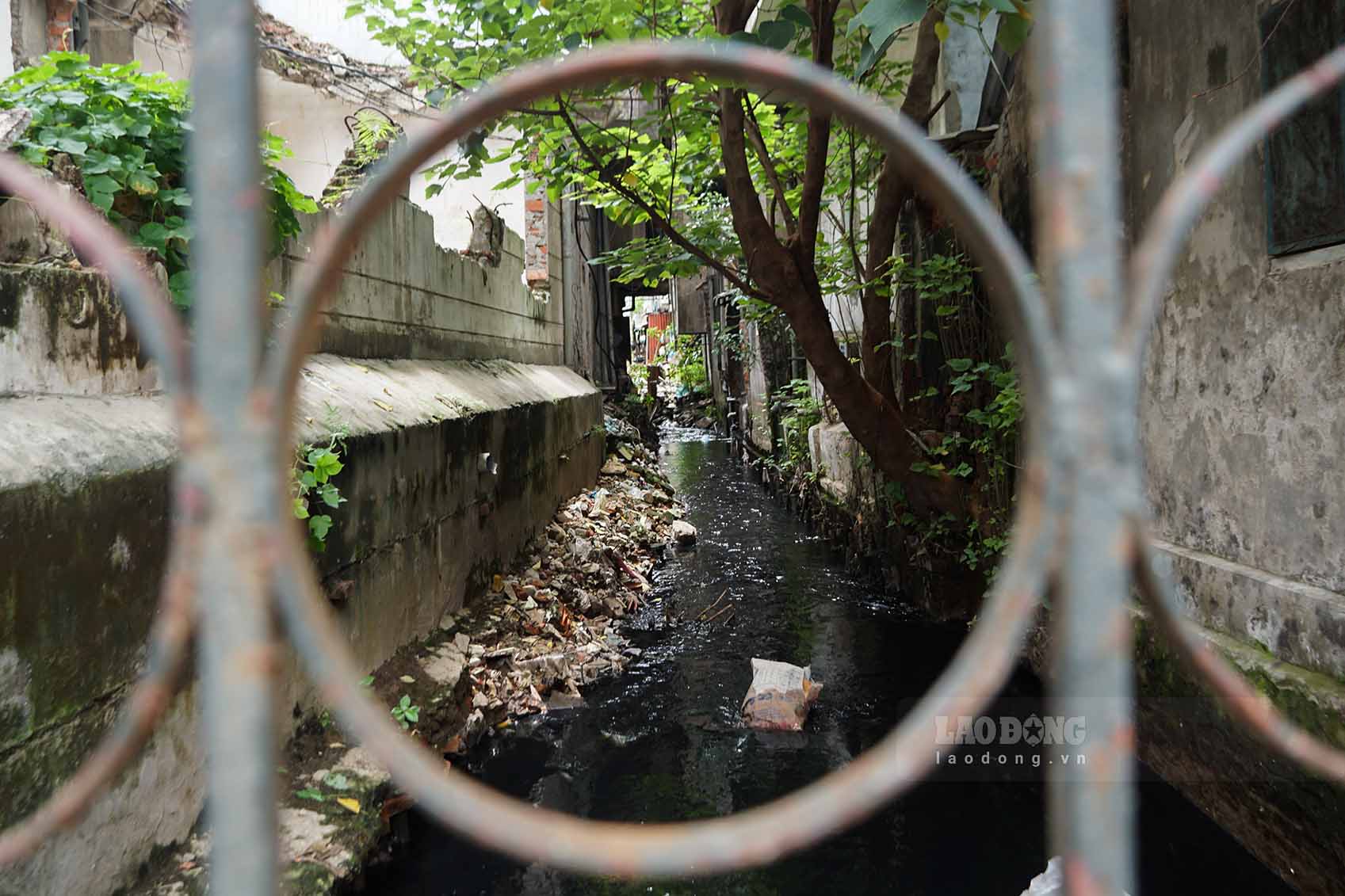 According to feedback from Thuy Khue residents, although the project has been implemented for more than a decade, there are still some places on the route that have not been constructed, creating open ditch areas that are unsanitary. environment and urban aesthetics.