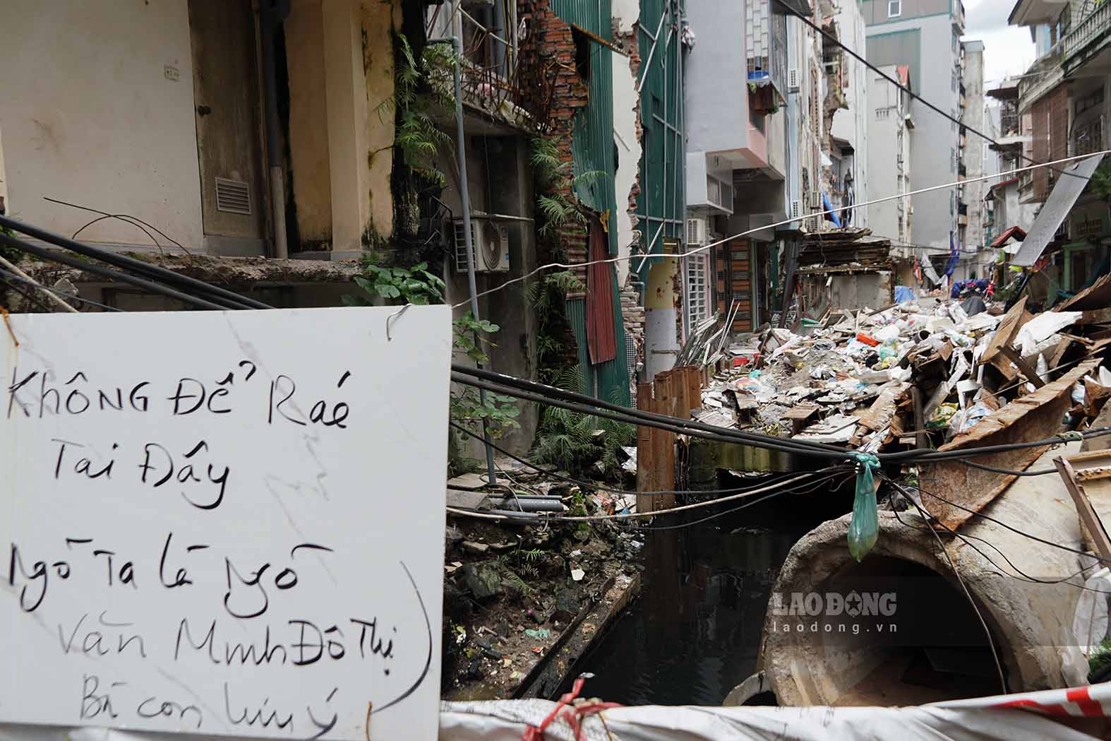 Mr. Phan Anh Hai (residing in Thuy Khue street) said that people have posted garbage disposal signs in these sewer sections, but the situation of indiscriminate disposal of household garbage has not improved. Meanwhile, many construction sites are unfinished, causing the area to always be filled with dust.