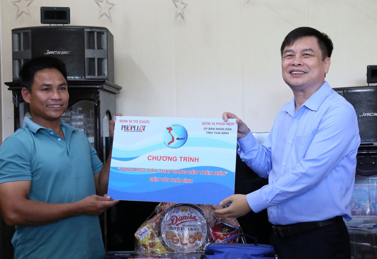 Leaders of Ho Chi Minh City Law Newspaper and leaders of Thai Binh Provincial People's Committee visited, encouraged, and gave gifts to fishermen in difficult circumstances at home. Photo: Nam Hong