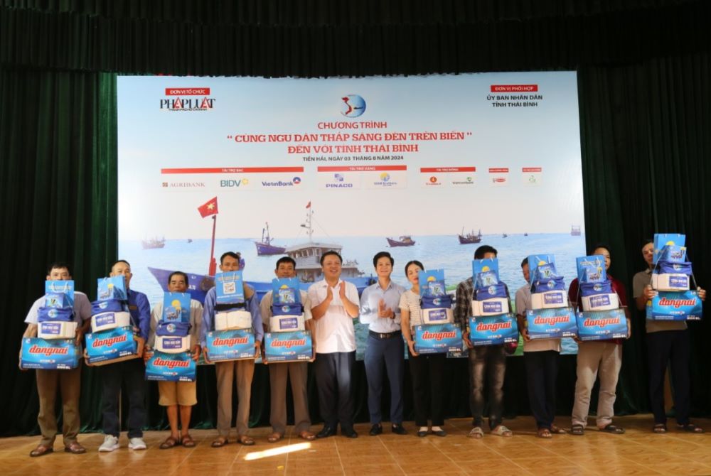 The Organizing Committee and delegates presented gifts to fishermen. Photo: Nam Hong