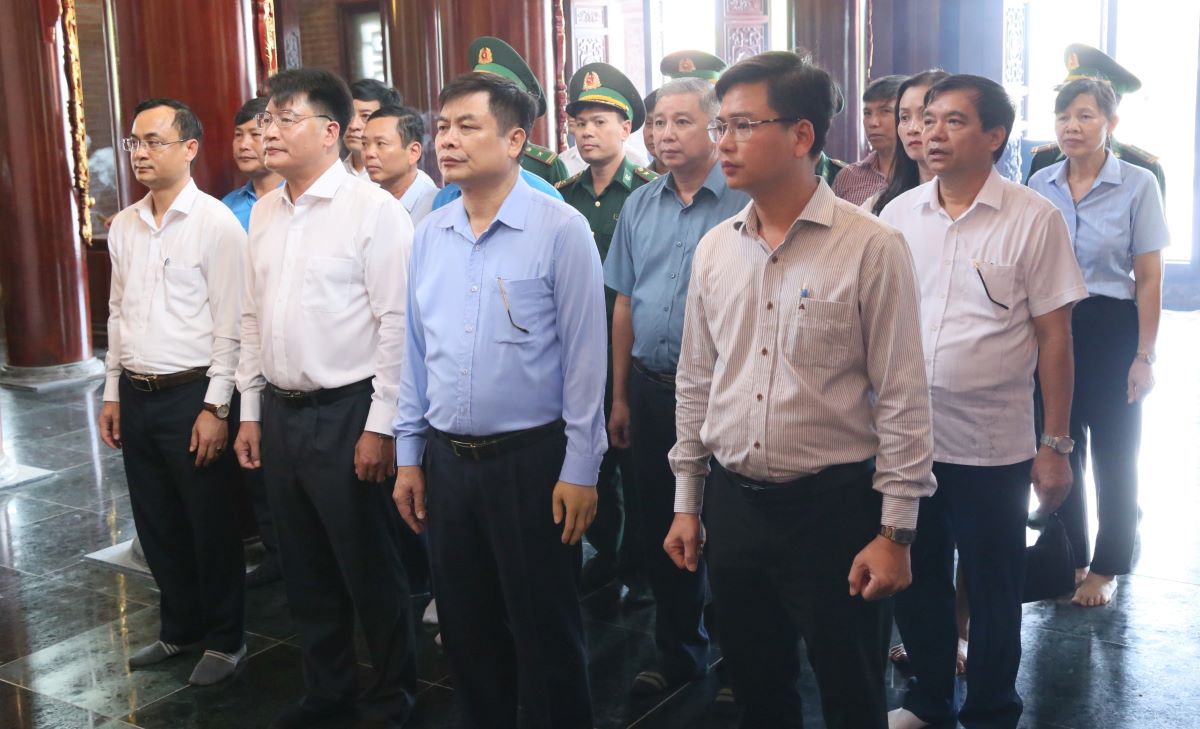 The Program Organizing Committee and delegates offered incense to commemorate President Ho Chi Minh. Photo: Nam Hong