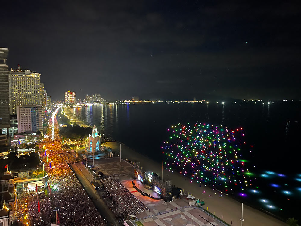  Lễ hội Vịnh ánh sáng quốc tế Nha Trang 2024 thu hút đông sự quan tâm của du khách trong và ngoài nước. Ảnh: Phương Linh