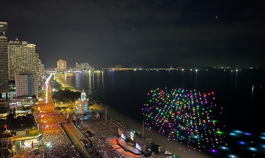 Lễ hội Vịnh ánh sáng quốc tế Nha Trang 2024 thu hút đông sự quan tâm của du khách trong và ngoài nước. Ảnh: Phương Linh