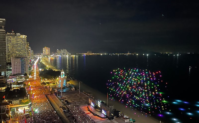 Lễ hội Vịnh ánh sáng quốc tế Nha Trang 2024 thu hút đông sự quan tâm của du khách trong và ngoài nước. Ảnh: Phương Linh