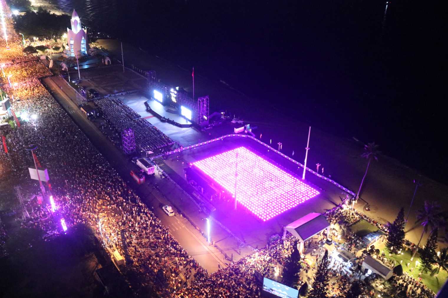 A large number of people and tourists were present at Nha Trang April 2 Square to watch the light show using drones. Photo: Phuong Linh