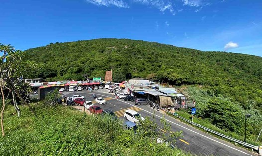 Hải Vân Quan đón khách du lịch nhưng vẫn còn ngổn ngang về hạ tầng dịch vụ. Ảnh: Thanh Hải