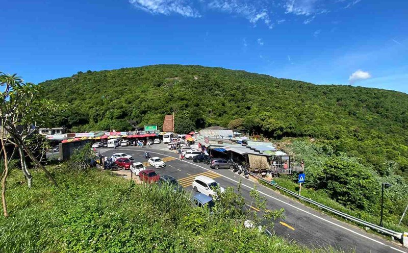 Hải Vân Quan đón khách du lịch nhưng vẫn còn ngổn ngang về hạ tầng dịch vụ. Ảnh: Thanh Hải