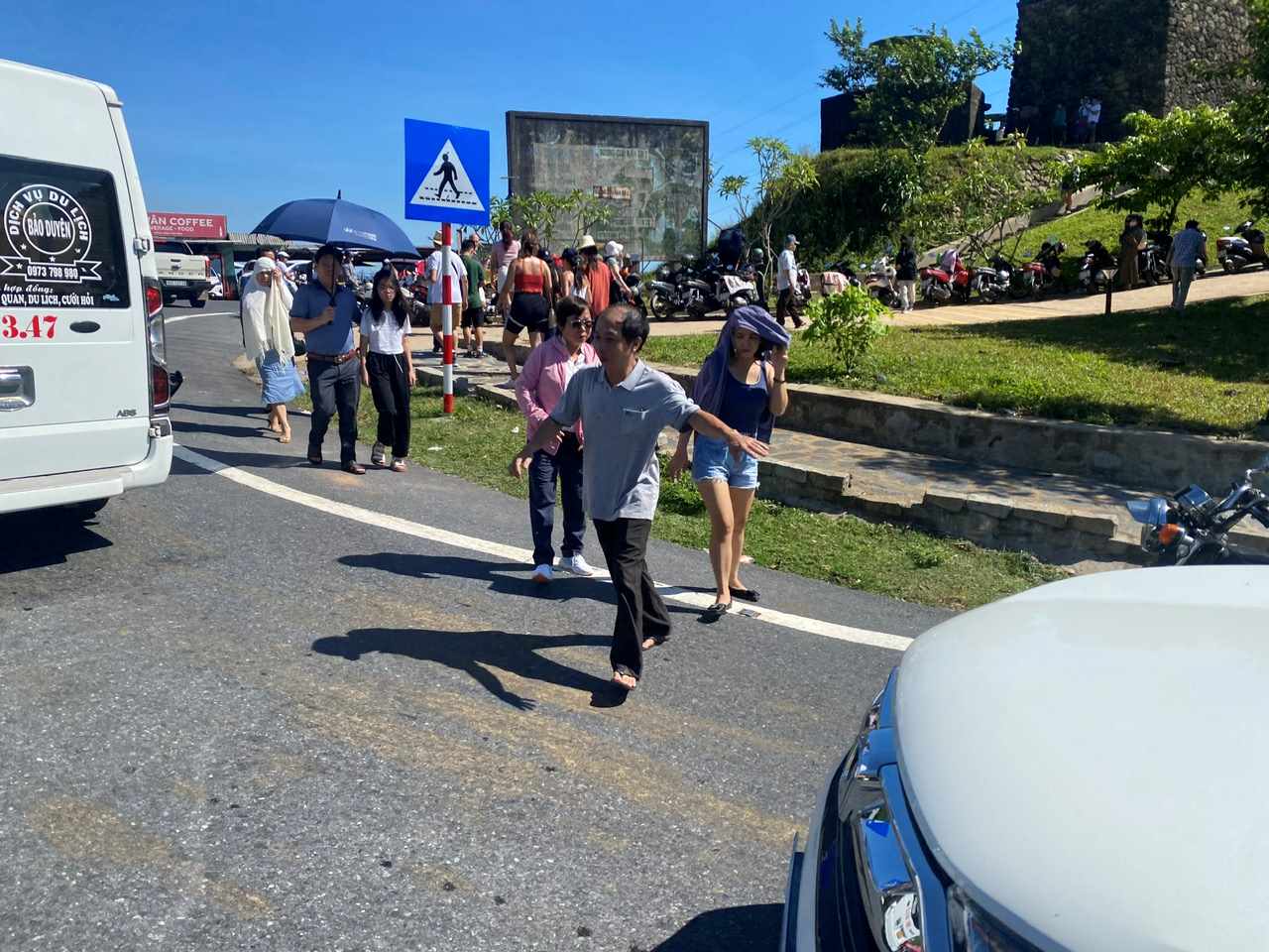 There is no parking lot, no tourist service area, no shops selling souvenirs... so there is overcrowding on National Highway 1A - the top of Hai Van Pass. Photo: Thanh Hai