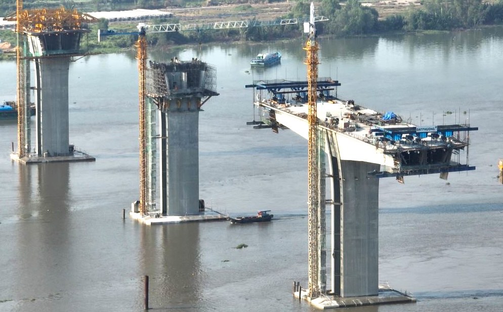 Nhon Trach Bridge connects Ho Chi Minh City and Dong Nai on Ring Road 3. Photo: Tu Anh